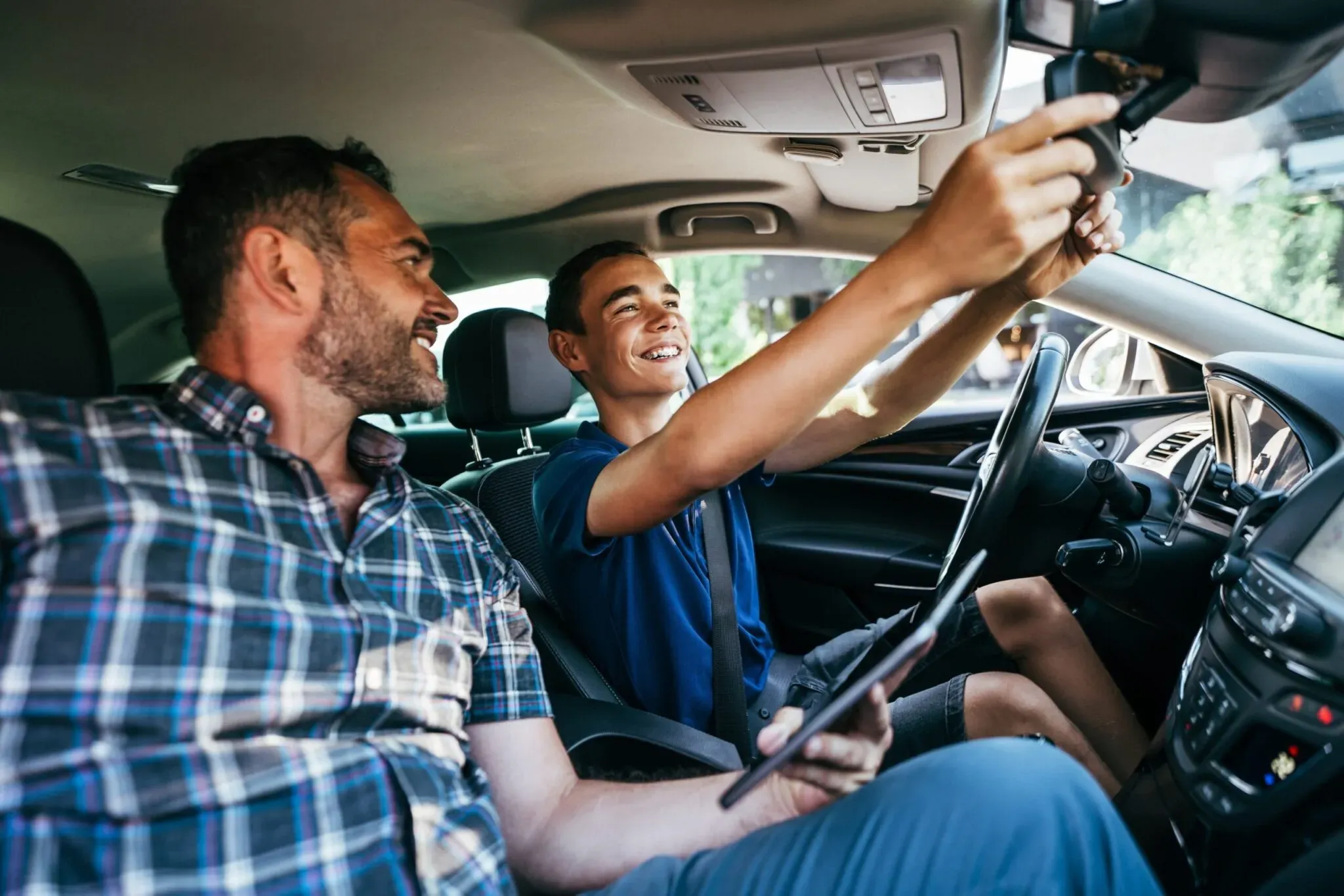 Fahrlehrer und Fahrschüler im Fahrschulwagen während einer Fahrstunde